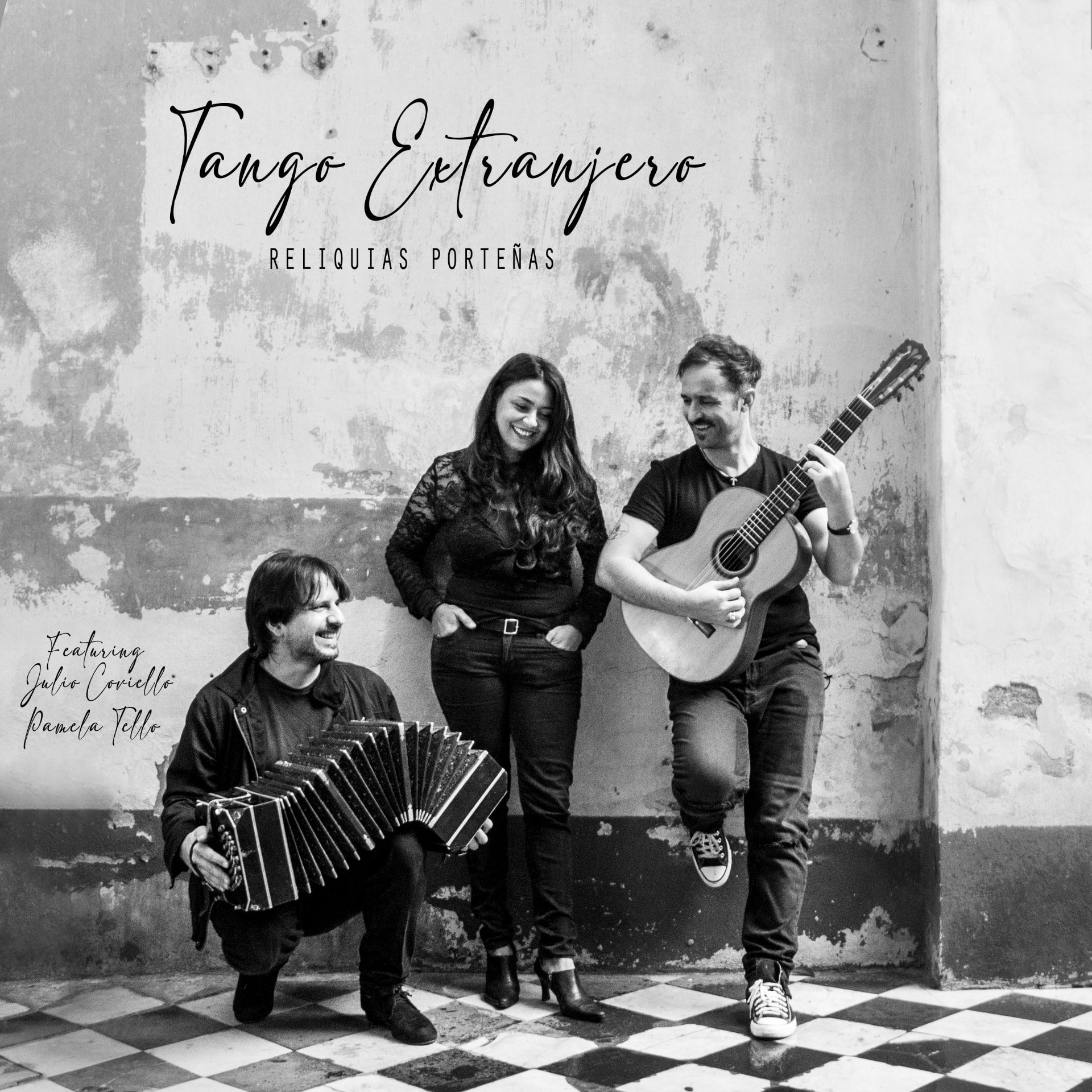 Front cover of Reliquias Porteñas by Tango Extranjero: three musicians posed in a courtyard
